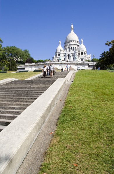 FRANCE, Ile de France, Paris, Montmartre Tourists on the steps leading up to the front of the chuch