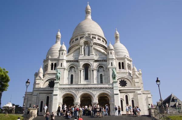 FRANCE, Ile de France, Paris, Montmartre Tourists on the steps at the front of the chuch of Sacre