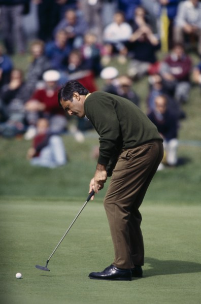 20085194 SPORT Ball Games Golf East Sussex. European Open. Seve Ballesterous on putting green