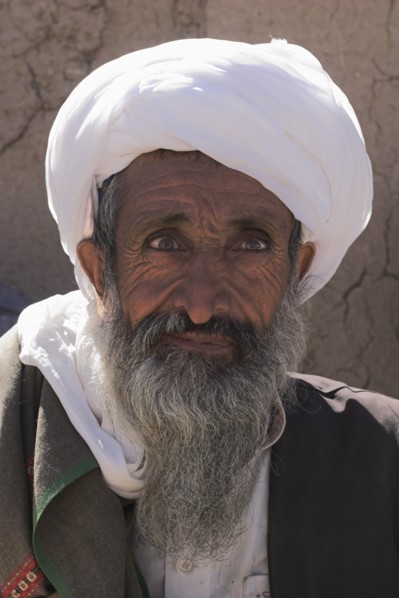 AFGHANISTAN, Between Chakhcharan and Jam, Dulainai, Local men