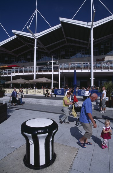 ENGLAND, Hampshire, Portsmouth, Gunwharf Keys. Waterfront restaurants and bars overlooking the
