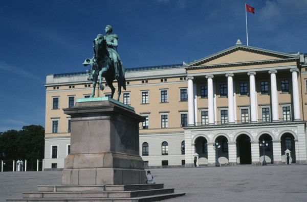 NORWAY, Oslo, The Royal Palace exterior with the King Karl Johan Statue