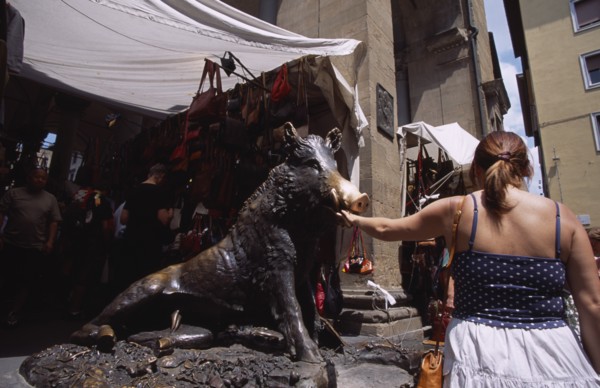ITALY, Tuscany, Florence, Mercato Nuovo. Fontana del Porcellino. Bronze fountain of a boar with a