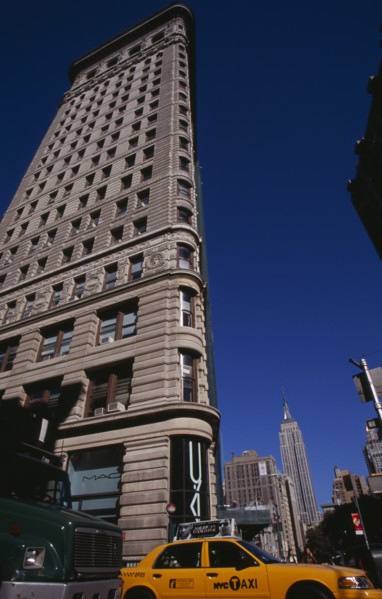 USA, New York, New York City, "Angled view of the Flatiron Building from 23rd Street.  Traffic