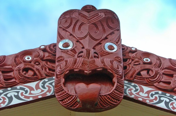 NEW ZEALAND, NORTH ISLAND, ROTORUA, "CENTRAL CARVING OF A MAORI MEETING HOUSE OR WHARENUI WHERE THE