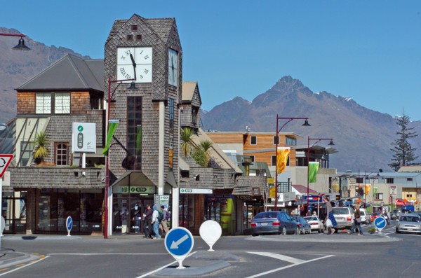 NEW ZEALAND, SOUTH ISLAND, OTAGO, "QUEENSTOWN, VIEW OF TOURIST INFORMATION CENTRE LEFT LOOKING DOWN
