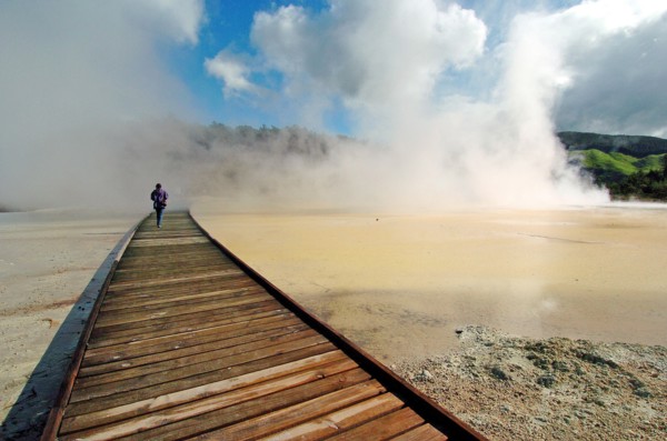 NEW ZEALAND, NORTH ISLAND, ROTORUA, THE CHAMPAGNE POOL OF WAI O TAPU THERMAL WONDERLAND.THE SPRING