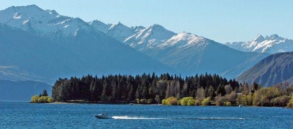 NEW ZEALAND, SOUTH ISLAND, WANAKA, "OTAGO, A SPEED BOAT CROSSES LAKE WANAKA PAST EELY POINT
