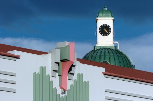 NEW ZEALAND, NORTH ISLAND, HAWKES BAY, "NAPIER, ART DECO STYLE FACADE OF THE MASONIC HOTEL ON