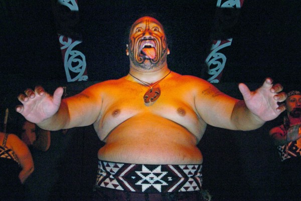 NEW ZEALAND, NORTH ISLAND, BAY OF PLENTY, "ROTORUA, THE HARKA WAR DANCE PERFORMED BY MAORI AT THE