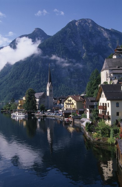 AUSTRIA, Oberosterreich, Hallstatt, View over lakeside buildings with mountain backdrop.