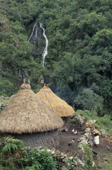 COLOMBIA, Sierra Nevada de Santa Marta, Ika, Ika kankurua/ temples in the lower Sierra  circular