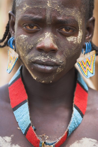 ETHIOPIA, Lower Omo Valley, Key Afir, Tsemay man at weekly market