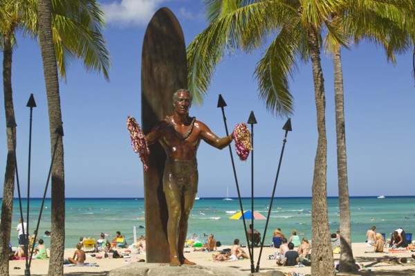 USA, Hawaii, Oahu, Duke Kahanamoku's statue on Central Waikiki Beach