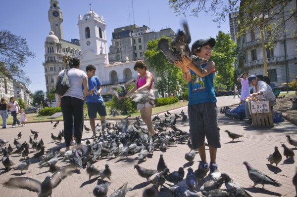 ARGENTINA, Buenos Aires, Feeding the pigeons in Plaza de Mayo.