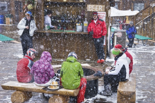 20091057 Skiers outdoor bar snow. American Holidaymakers Inn North America Pub Tavern Tourism Tourist United States America  Region - North AmericaWeatherTravelTouristsPeople - GroupDominant Brow...