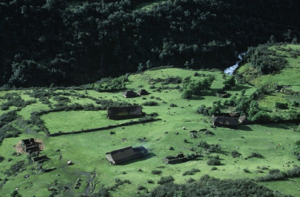 PERU, Ayacucho Province, Lijiana, Aerial view over settlement amongst green agricultural landscape
