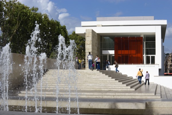 ITALY, Lazio, Rome, The fountain and steps with sightseers leading to the building hosuing the Ara