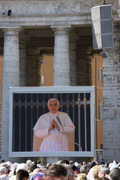 ITALY, Lazio, Rome, Vatican City Pilgrims in St Peter's Square for the wednesday Papal Audience in