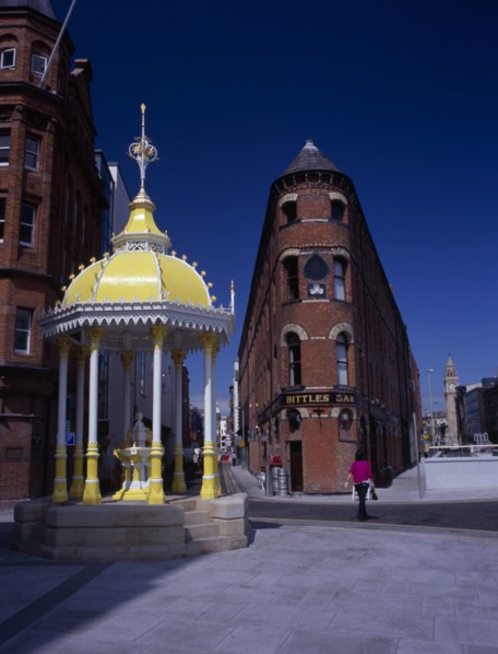 IRELAND, North, Belfast, Victoria Square.  Jaffe Fountain and brick exterior facade of Bittles Bar