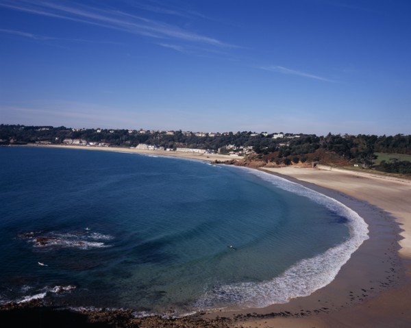 UNITED KINGDOM, Channel Islands, Jersey, Ouaisne Bay with St Brelade’s Bay beyond