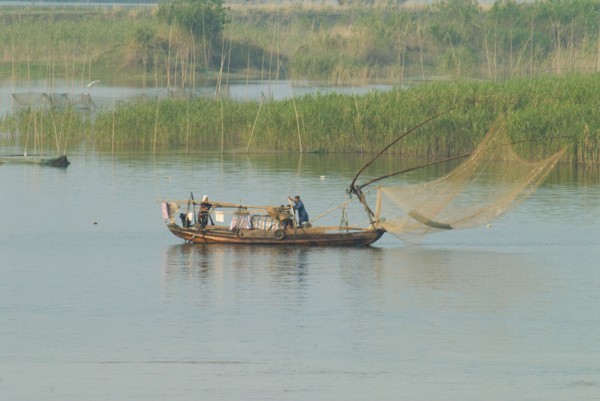 CHINA, Hubei, Yangtze, Traditional fishing boat on the Yangtze River