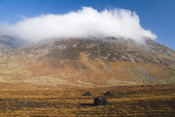 20093577 IRELAND Galway Connemara Maumturk Mountains with turf stacks