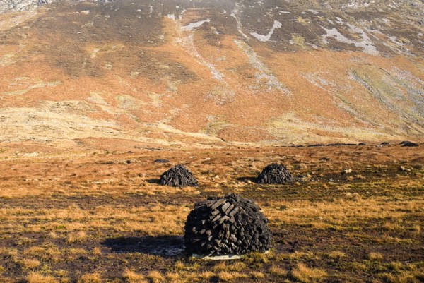 20093578 IRELAND Galway Connemara Maumturk Mountains with turf stacks