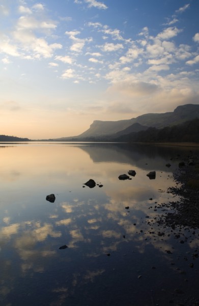 20093580 IRELAND Leitrim Glencar Lake Glencar Lake in Leitrim with Sligos Ben Bulben Mountain behind
