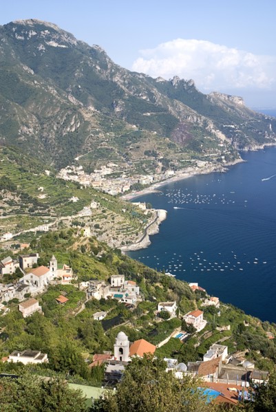 20093640 ITALY Campania Ravello View of the Amalfi coastline from the hillside town of Ravello