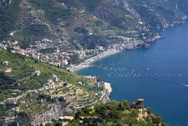 20093641 ITALY Campania Ravello View of the Amalfi coastline from the hillside town of Ravello