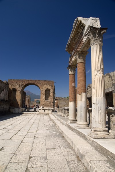 20093681 ITALY Campania Pompeii The Forum. Portico in front of the Macellum with arch in the distance