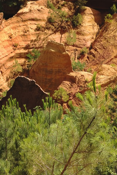 FRANCE, Provence Cote d’Azur, Le Sentier des Ocres (The Ochre Footpath) , A natural park of jagged