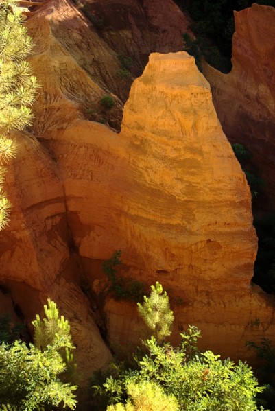 FRANCE, Provence Cote d’Azur, Le Sentier des Ocres (The Ochre Footpath) , Evening light on rock