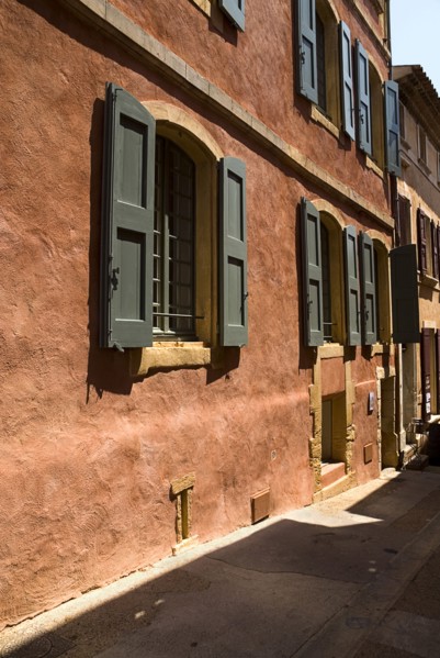 FRANCE, Provence Cote d’Azur, Vaucluse, Roussillon.  Typical red exterior wall of building with