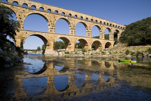 FRANCE, Provence Cote d’Azur, Gard, Pont du Gard.  View from west side of the Roman aqueduct in