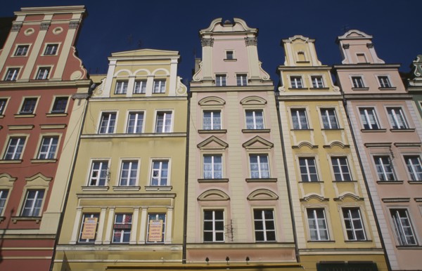 POLAND, Wroclaw, Stare Miasto.  Pastel coloured building facades in the Old Town Square.