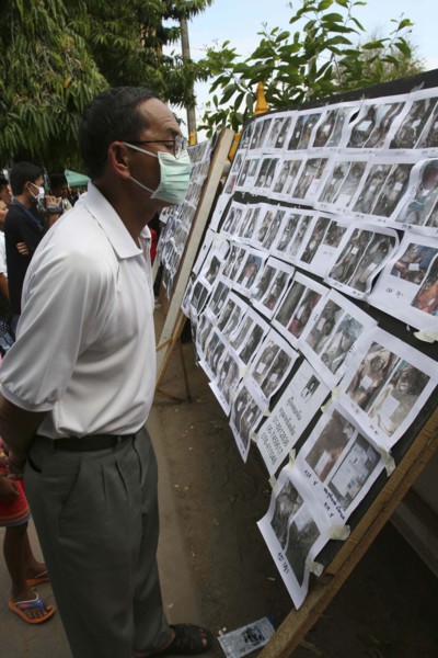 THAILAND, Phang Nga District, "Takua PA,", "Tsunami. Thai's look at the pictures of the