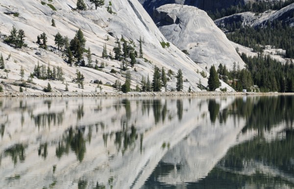 USA, California, Yosemite NP, Tenaya Lake with reflections