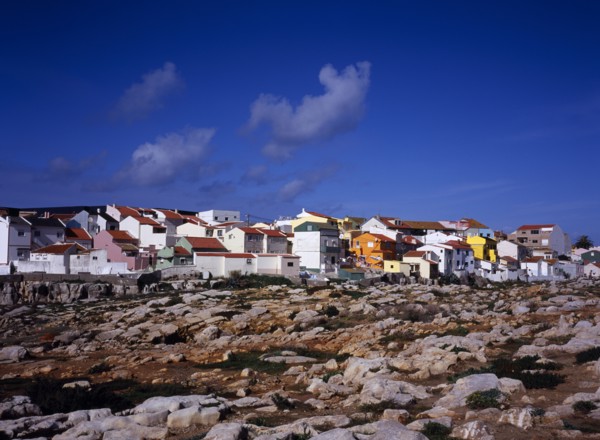 PORTUGAL, Estremadura, Ribatejo, Peniche. Atlantic Ocean town. View across low cliffs and rocky