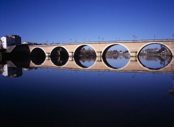 FRANCE, Dordogne, Perigeux, Bergerac. Old bridge over River Dordogne with its reflection on the