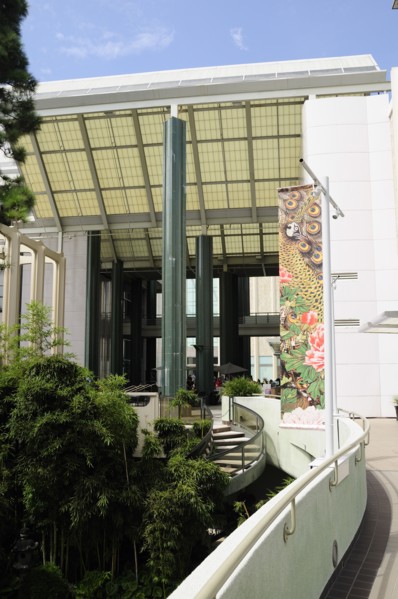 USA, California, Los Angeles, Walkway through LA County Museum of Art