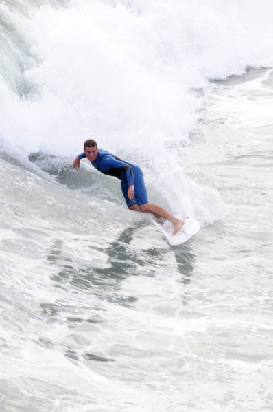 USA, California, Los Angeles, Riding the surf at Huntington Beach