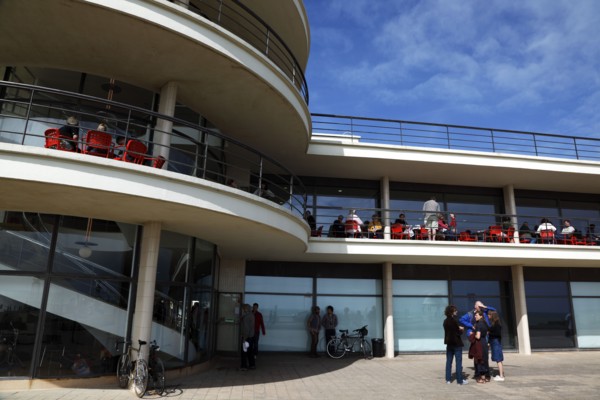 ENGLAND, East Sussex, Bexhill on Sea, De La Warr pavilion. Art Deco style building housing art