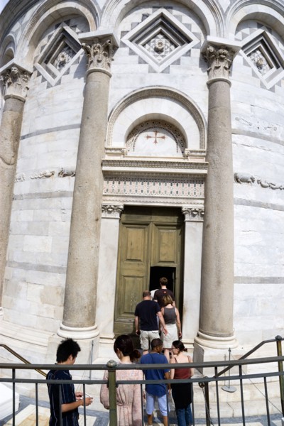 ITALY, Tuscany, Pisa, The Campo dei Miracoli or Field of Miracles with a tour party of tourists at