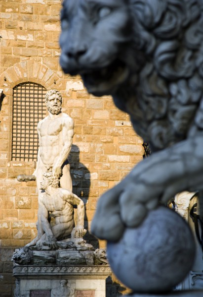 ITALY, Tuscany, Florence, The 1533 statue of Hercules and Cacus by Bandinelli seen through the legs