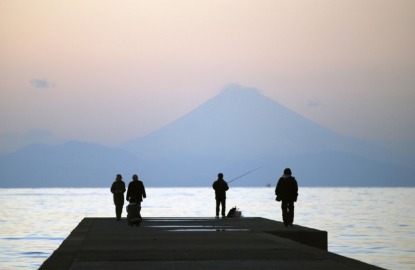 Japan, Honshu, Chiba, Tateyama,  sightseers and fisherman on pier, across Tokyo Bay Mount Fuji