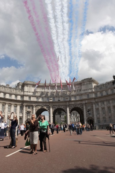 ENGLAND, London, The Mall and Horseguards, Admiralty Arch, People are looking at the colored line