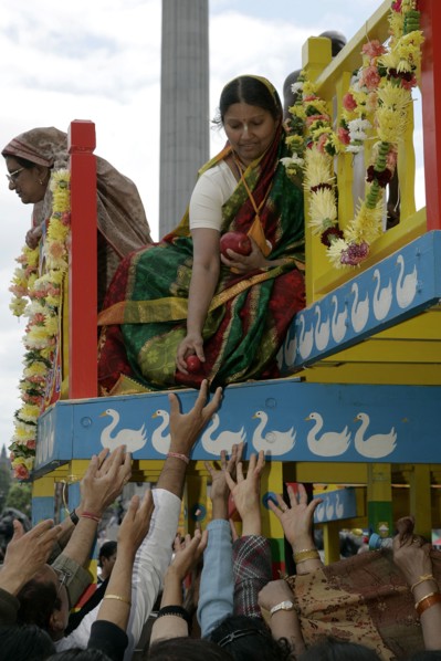Religion, Hindu, Worship, London Rathayatra celebrations in Trafalgar Square. People handing out