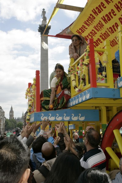 Religion, Hindu, Worship, London Rathayatra celebrations in Trafalgar Square. People handing out